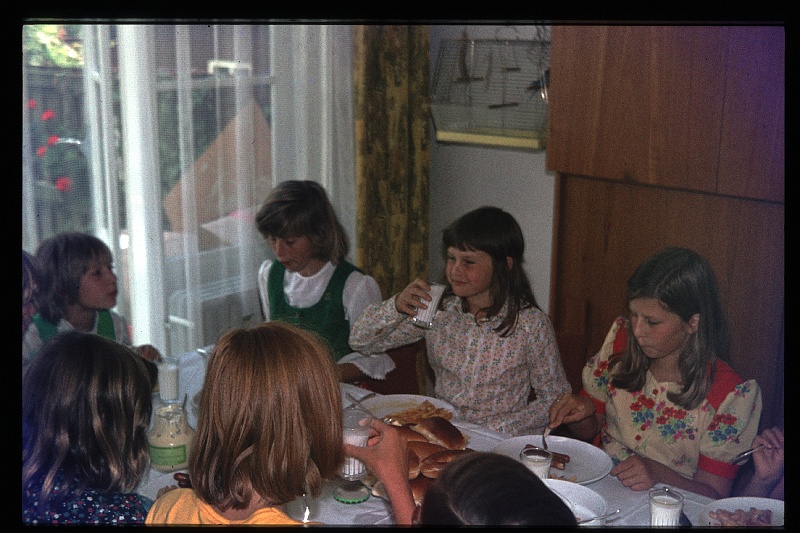 19.Delft aug 1974 Yvonne,Hester,Brigitte.JPG